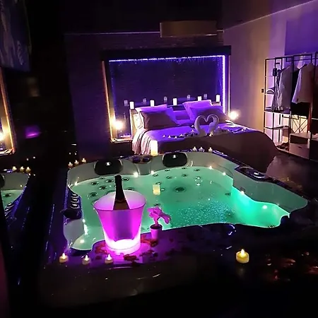 Calypso Jacuzzi Privatif Alojamento de Acomodação e Pequeno-almoço 4*